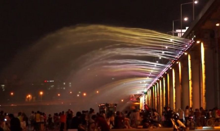 Banpo bridge rainbow fountain South Korea