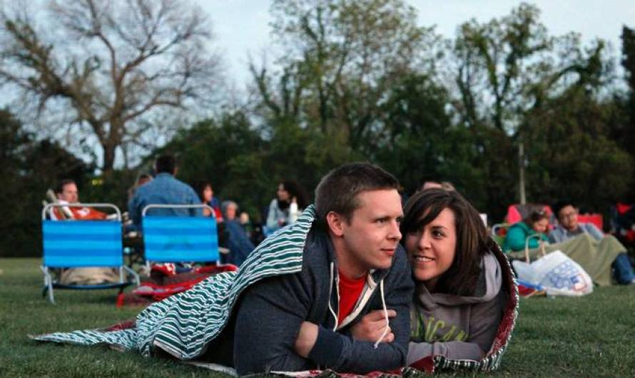 Date in a park